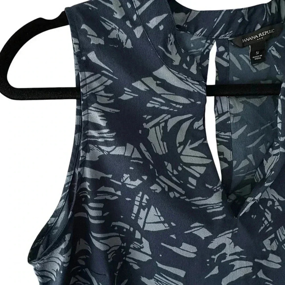 BANANA REPUBLIC NWOT SLEEVELESS SLIT FRONT TOP | SIZE: SMALL - Picture 3 of 8